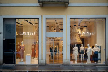Milan, İtalya - 2026, 3 Şubat: Twinset FW25 butik vitrininde modern lüks ve İtalyan moda eğilimlerini vurgulayan şık tasarımcı kıyafetleri ve zarif mankenler sergileniyor