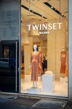 Milan, İtalya - 2026, 3 Şubat: Twinset FW25 butik vitrininde zarif mankenler, şık elbiseler ve sofistike bir perakende ortamında modern lüks ön plana çıkarıldı