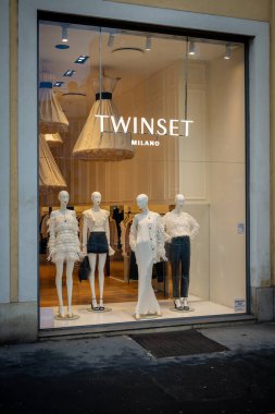 Milan, İtalya - 2026, 3 Şubat: Twinset FW25 butik vitrinli şık mankenler, modern dekorlar ve Milan 'ın kalbinde zarif moda gösterisi