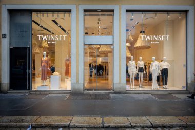 Milan, İtalya - 2026, 3 Şubat: Twinset FW25 butik vitrininde modern, şık bir moda sergileniyor, lüks ve çağdaş eğilimleri ön plana çıkarıyor