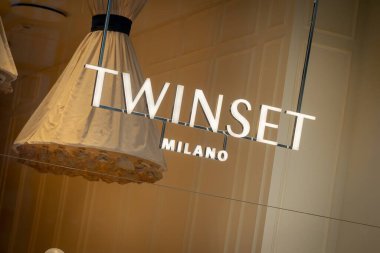 Milan, İtalya - 2026, 3 Şubat: Twinset FW25 butik vitrin şık elbise, şık ışıklandırma ve rafine Milano moda atmosferi
