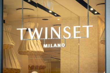 Milan, İtalya - 2026, 3 Şubat: Zarif altın tonlara, şık mankenlere ve İtalyan modasının özünü yansıtan modern lüks tasarıma sahip Twinset FW25 butik penceresi