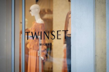 Milan, İtalya - 2026, 3 Şubat: Şık mankenler ve rafine İtalyan tarzıyla şık Twinset FW25 butik vitrinleri son moda eğilimlerini vurguluyor
