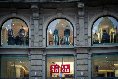 Milan, İtalya - 2026, 3 Şubat: Benzersiz FW25 koleksiyonu modern moda ve zarif mimari ayrıntıların yer aldığı şık bir Milan mağaza vitrininde sergilendi