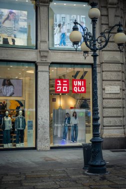 Milan, İtalya - 2026, 3 Şubat: Eşsiz FW25 mağaza vitrinleri, canlı kot ve modern görseller, şık bir şehir ortamında trend şehir modasını ön plana çıkarıyor