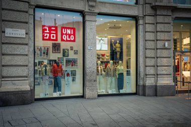 Milan, İtalya - 2026, 3 Şubat: Uniqlo FW25 vitrininde modern moda eğilimleri, şık mankenler ve şık şehir tasarımları Milano 'nun canlı bir ortamında gözler önüne serildi