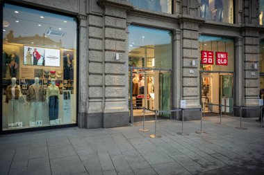 Milan, İtalya - 2026, 3 Şubat: Milano 'daki Uniqlo FW25 mağaza vitrininde modern tasarım, canlı vitrinler ve şık moda trendleri yer alıyor.