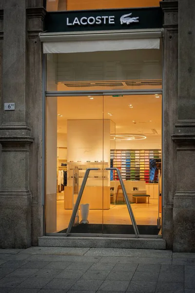 Milan, İtalya - 2026, 3 Şubat: Lacoste FW25 modern cam cephe, şık iç mimari ve şık şehir ortamında premium moda sergisi