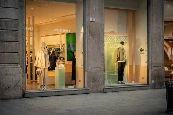 Milan, İtalya - 2026, 3 Şubat: Lacoste FW25 vitrin vitrinleri şık, modern moda şık Milan butiğinde, prim tasarımı ve kentsel zarafeti ön plana çıkarıyor