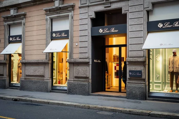 Milan, İtalya - 2026, 3 Şubat: Loro Piana FW25 butiği lüks içinde parıldıyor, zarif gösteriler, rafine mimari ve sofistike bir moda gösterisi sunuyor