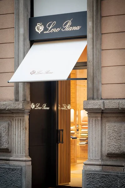 Milan, İtalya - 2026, 3 Şubat: Loro Piana FW25 butik girişi zarif taş cepheli ve davetkar vitrinli, lüks moda ve rafine İtalyan tarzı