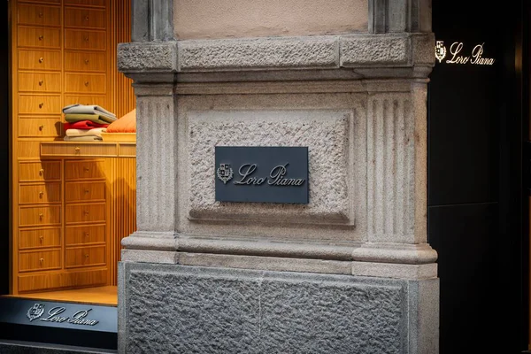 Milan, İtalya - 2026, 3 Şubat: Loro Piana FW25 butik penceresi zarif katlanmış giysiler, premium malzemeler ve sofistike şehir lüks tarzı