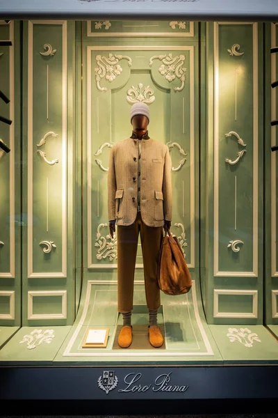 Milan, İtalya - 2026, 3 Şubat: Loro Piana FW25 vitrini lüks moda ve zamansız zarafeti ön plana çıkaran, rafine yeşil bir ortamda sofistike bir elbise sergiliyor.