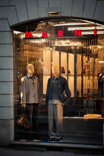 Milan, İtalya - 2026, 3 Şubat: Marni FW25 vitrininde modern lüks modeller sergileniyor, cesur dokular ve modern İtalyan modası ön plana çıkıyor