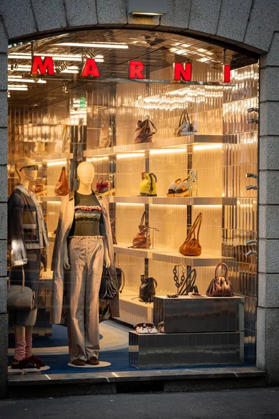 Milan, İtalya - 2026, 3 Şubat: Marni FW25 butik vitrininde lüks el çantaları, şık mankenler ve modern, aydınlık aksesuarlar sergileniyor