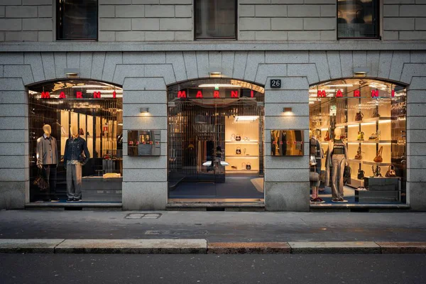 Milan, İtalya - 2026, 3 Şubat: Marni FW25 butiği şık vitrinleri, modern tasarımı ve lüks moda cazibesi ile canlı bir şehir ortamında