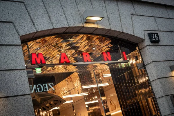 Milan, İtalya - 2026, 3 Şubat: Marni FW25 butik girişi çarpıcı kırmızı tabela, modern mimari ve lüks perakende atmosferi ile