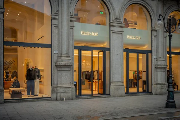 Milan, İtalya - 2026, 3 Şubat: Massimo Dutti FW25 Butiği zarif taş kemerler, aydınlatılmış vitrinler ve şık moda vitrinli birinci sınıf şehir karmaşası