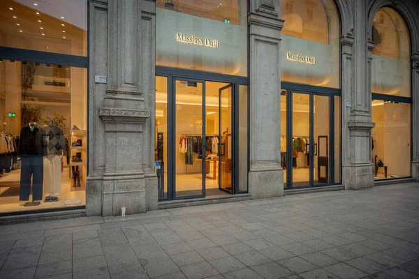 Milan, İtalya - 2026, 3 Şubat: Zarif Massimo Dutti mağaza vitrininde modern tasarım, şık gösteriler ve davetkar lüks ortam ile FW25 koleksiyonu ön plana çıkarıldı