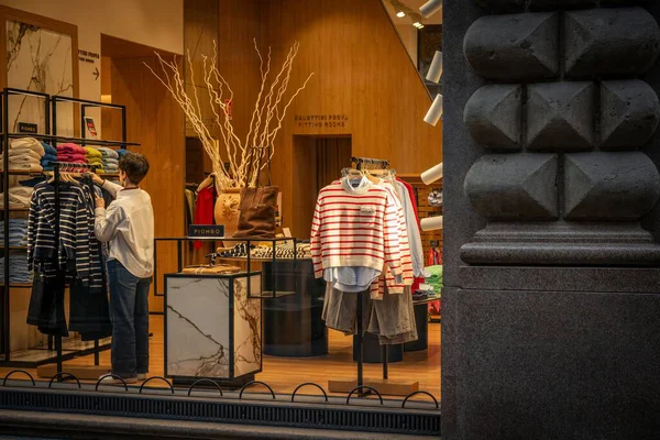 Milan, İtalya - 2026, 3 Şubat: OVS FW25 butik vitrininde şık çizgili kazaklar ve moda kıyafetleri şık, modern perakende seti içinde sergileniyor