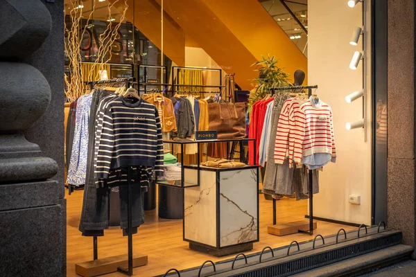 Milan, İtalya - 2026, 3 Şubat: OVS FW25 vitrininde şık çizgili kazaklar, zarif dekorlar ve modern butik tarzla çağdaş İtalyan modasının özünü yansıtıyor.