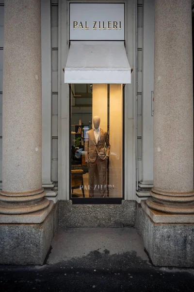 Milan, İtalya - 2026, 3 Şubat: Zarif Pal Zileri FW25 mağaza önü rafine erkek giyim, lüks mimari ve sofistike şehir tarzı