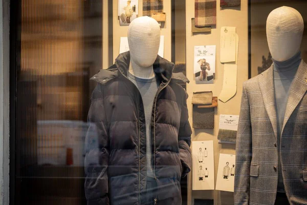 Milan, İtalya - 2026, 3 Şubat: Pal Zileri FW25 vitrin vitrininde sofistike erkek giyim, klasik terzilikle modern kış trendlerini şık bir butik ortamda harmanlayan