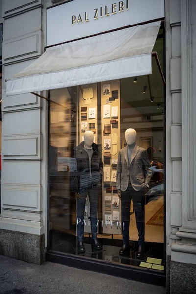Milan, İtalya - 2026, 3 Şubat: Pal Zileri FW25 butik vitrininde şık bir şehir ortamında şık erkek giyim, modern terzilik ve sofistike stil sergileniyor