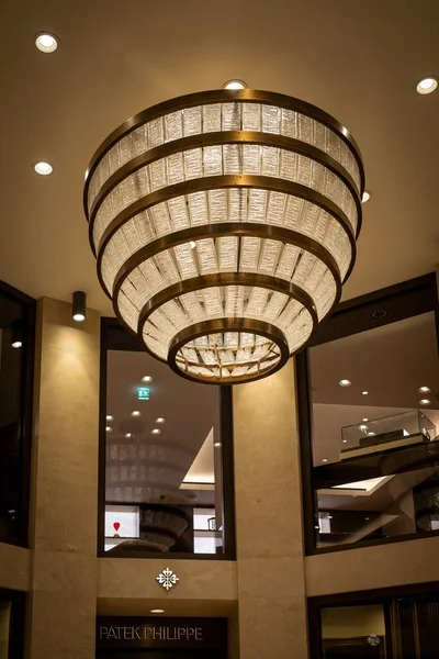 Milan, İtalya - 2026, 3 Şubat: Zarif Patek Philippe butik iç mimarisi büyük kristal bir avize ve rafine lüks tasarım, sofistike modern stili vurguluyor