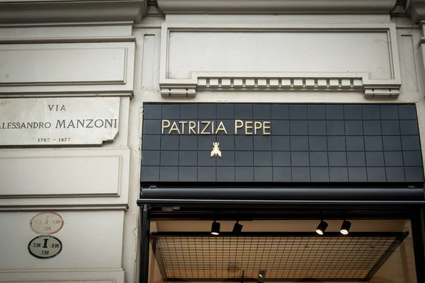 Milan, İtalya - 2026, 3 Şubat: Patrizia Pepe FW25 Via Alessandro Manzoni 'deki butik girişi, modern lüks ve zarif İtalyan moda tasarımı sergileniyor