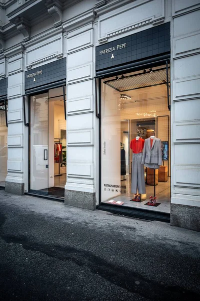 Milan, İtalya - 2026, 3 Şubat: Patrizia Pepe FW25 butik şık vitrinler, modern tasarım ve şık moda trendleri canlı bir şehir ortamında sergileniyor