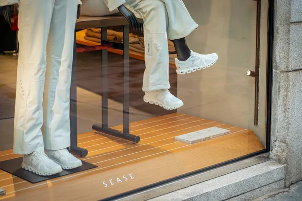 Milan, İtalya - 2026, 3 Şubat: Sease FW25 vitrininde lüks moda eğilimlerini vurgulayan gösterişli beyaz kıyafetler ve spor ayakkabıları içinde modern, şık mankenler yer alıyor