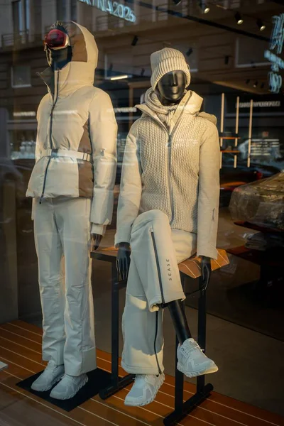 Milan, İtalya - 2026, 3 Şubat: Sease FW25 sergisi, modern stil ve premium materyallerin sergilendiği, nötr renkte şık kış kıyafetleri ve örgü giysileri içeriyor