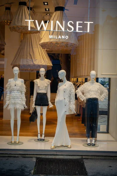 Milan, İtalya - 2026, 3 Şubat: Twinset FW25 butik vitrininde şık beyaz elbiseler, zarif dokular ve modern siluetler şık bir şehir ortamında sergileniyor