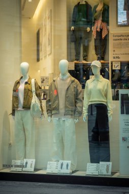 Milan, İtalya - 2026, 3 Şubat: Uniqlo FW25 vitrininde, Milan 'daki son kış moda eğilimlerini vurgulayan modaya uygun tarafsız kıyafetler ve şık mankenler yer alıyor