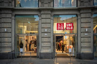 Milan, İtalya - 2026, 3 Şubat: Milano 'daki Uniqlo FW25 mağazası modern moda, davetkar tasarım ve canlı bir şehir alışveriş deneyimi sergiliyor
