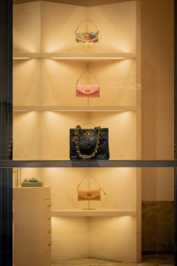 Milan, İtalya - 2026, 3 Şubat: Valentino FW25 çantaları şık bir butikte sergilenmektedir, zarif tasarım, altın aksanlar ve modern lüks cazibe içermektedir