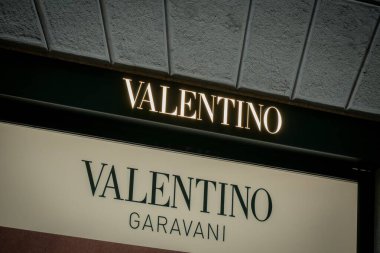 Milan, İtalya - 2026, 3 Şubat: Valentino FW25 butiği şık bir şehir ortamında aydınlatma, modern mimari ve lüks markalaşma ile