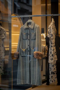 Milan, İtalya - 2026, 3 Şubat: Valentino FW25 Herringbone ceketi lüks bir butikte sergileniyor, zarif kış modası ve sofistike İtalyan tarzı