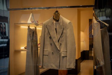 Milan, İtalya - 2026, 3 Şubat: Valentino FW25 blazer lüks bir butik vitrinde, zarif terzilik, premium malzemeler ve sofistike Milano tarzı