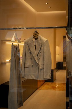 Milan, İtalya - 2026, 3 Şubat: Valentino FW25 lüks elbise butik vitrininde, zarif terzilik ve modern İtalyan stili sofistike bir perakende seti sergiliyor.