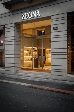 Milan, İtalya - 2026, 3 Şubat: Zegna FW25 butik dış görünüşü modern tasarım, zarif ışıklandırma ve şık şehir ortamında prim moda cazibesi