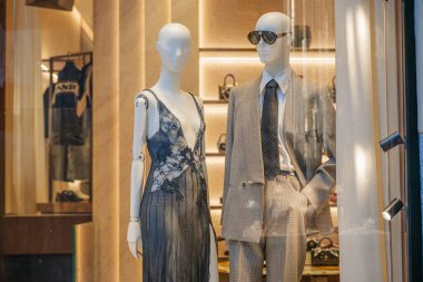 Milan, İtalya - 2026, 17 Şubat: Amiri SS26 butik vitrininde modern lüks ve sofistike bahar-yaz tarzını vurgulayan zarif giyimli şık mankenler yer alıyor