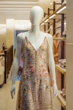 Milan, İtalya - 17 Şubat 2026: Alberta Ferretti SS26 pullu çiçekli elbise lüks moda ve zarif işçiliği ön plana çıkarıyor.