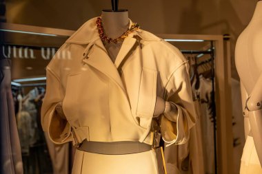 Milan, İtalya - 17 Şubat - Zarif Sportmax SS26 gösterimi, zarif bej ceket ve altın zincirli kolye, zarif İtalyan moda eğilimlerini vurguluyor