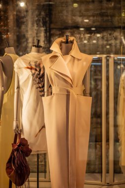 Milan, İtalya - 2026, 17 Şubat: Grevci Sportmax SS26 bej kolsuz ceket sergilenmekte, modern zarafet, premium terzilik ve sofistike şehir tarzı vurgulanmaktadır