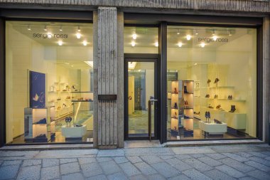 Milan, İtalya - 2026, 17 Şubat: Sergio Rossi SS26 butik vitrininde lüks ayakkabılar sergileniyor, modern ortamda, İtalyan tarzı ve çağdaş zarafeti vurguluyor