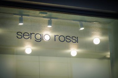 Milan, İtalya - 2026, 17 Şubat: Sergio Rossi SS26 butik penceresi ışıklı tabela, modern minimalist tasarım ve lüks moda atmosferi