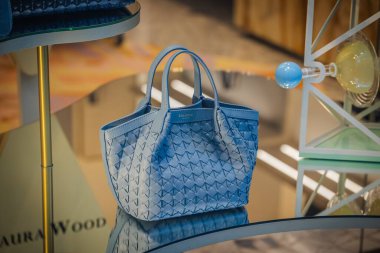 Milan, İtalya - 2026, 17 Şubat: Geometrik dokuma desenli Serapian SS26 mavi el çantası, İtalyan lüksü, modern tarz ve kaliteli işçilik sergileniyor