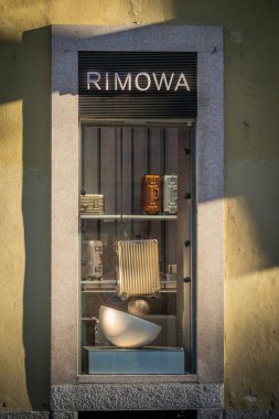 Milan, İtalya - 2026, 17 Şubat: Rimowa SS26 vitrin vitrininde lüks bavullar, şık, modern bir dekor, parlak tasarım ve premium seyahat tarzı sergileniyor